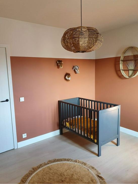 BOSS Paints babykamer met oranje muren