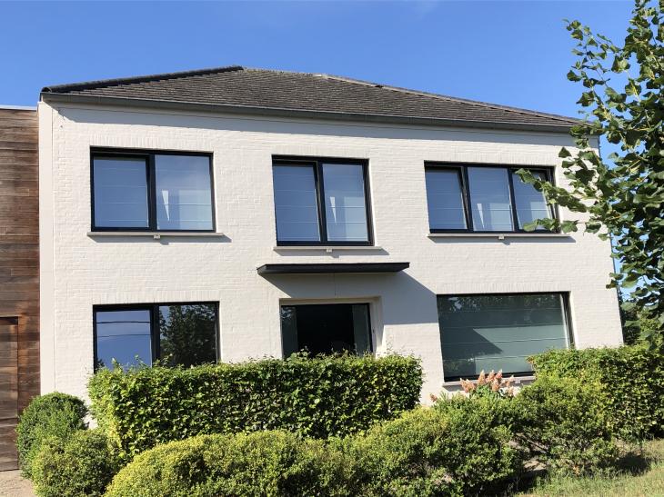 Buitengevel woning witte muren